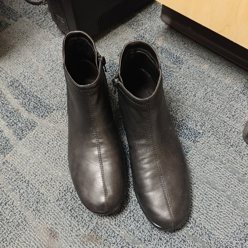 Great condition Aerosoles boot!